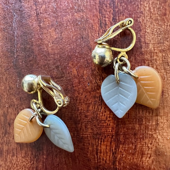 Eight vintage earrings and a heart shaped pin..for more details comment me - Picture 9 of 10